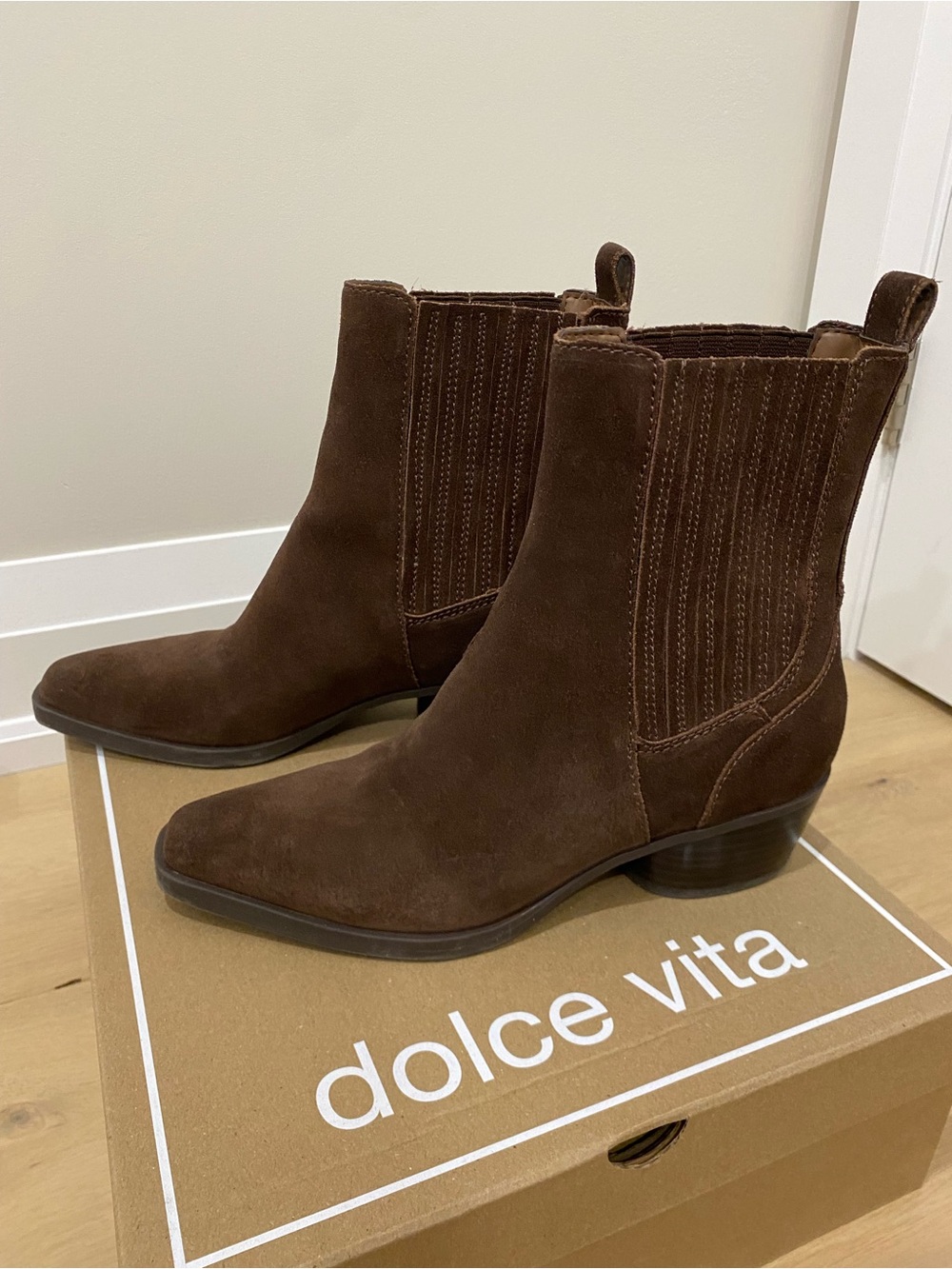 dolce vita | brown suede ankle cowboy boots 🤎